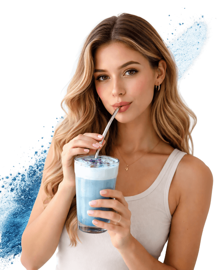 Uśmiechnięta kobieta próbująca napój Blue Matcha by Biolab