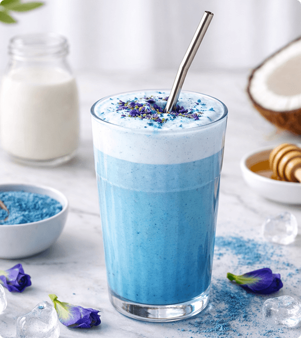 Szklanka z napojem Blue Matcha by Biolab