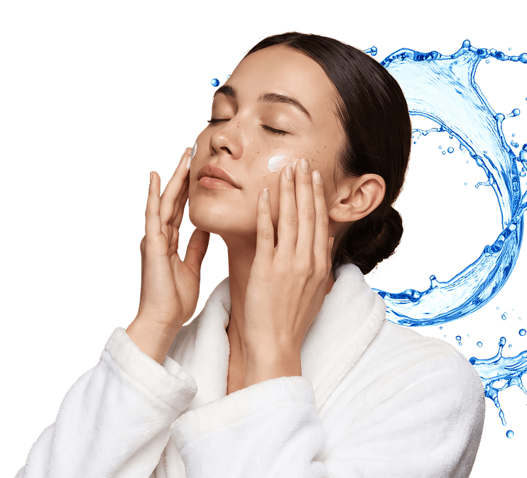 kobieta nakładająca krem Collagen Renew Face Cream