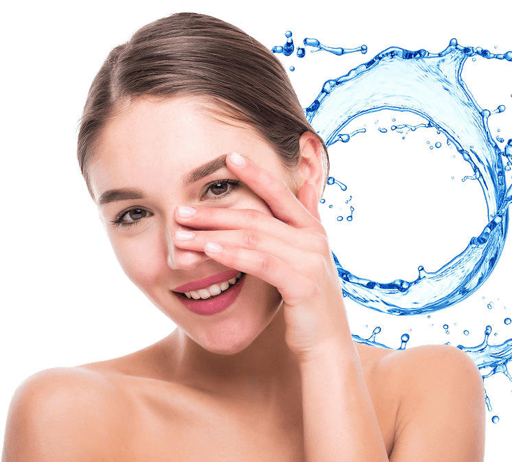 kobieta nakładająca krem Collagen Renew Face Cream