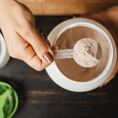 Proteina în sport: câtă ai nevoie pe zi și cum o distribui pentru masă musculară