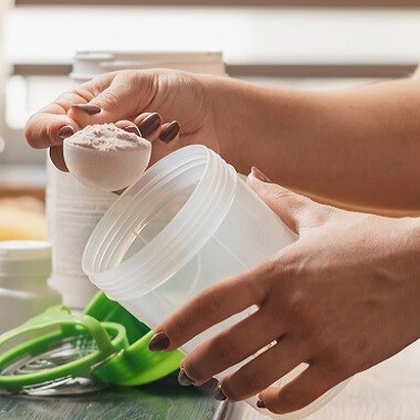 Whey Proteinpulver für Anfänger: Alles, was du über Wirkung und Einnahme wissen musst